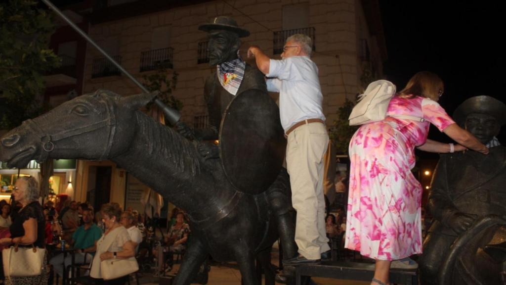 Tradicional imposición del pañuelo al monumento de Don Quijote y Sancho Panza