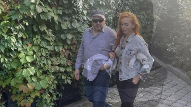 Serguéi Surovikin pasea por Moscú este lunes agarrado del brazo a su esposa.