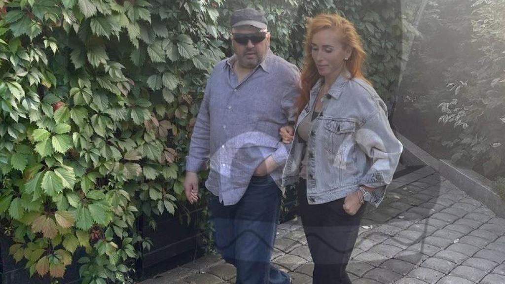 Serguéi Surovikin pasea por Moscú este lunes agarrado del brazo a su esposa.