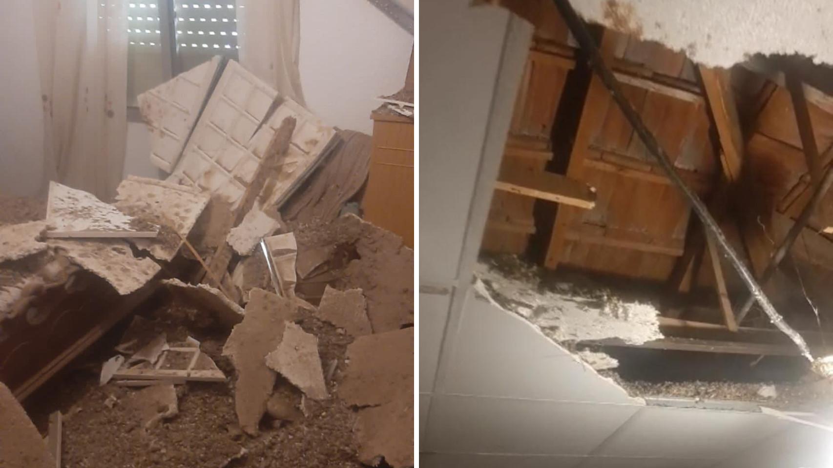Estado en el que quedó la pared y el techo de la casa afectada en Elche.