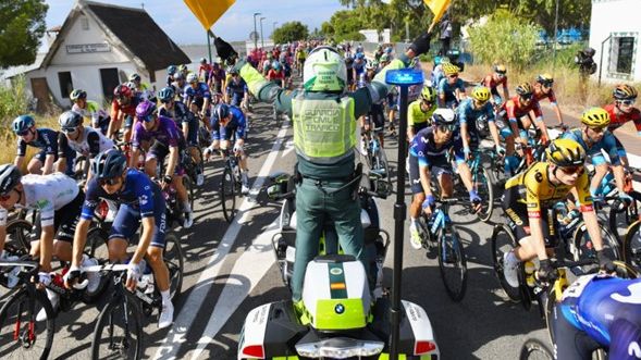 La Guardia Civil en la salida de una carrera ciclista