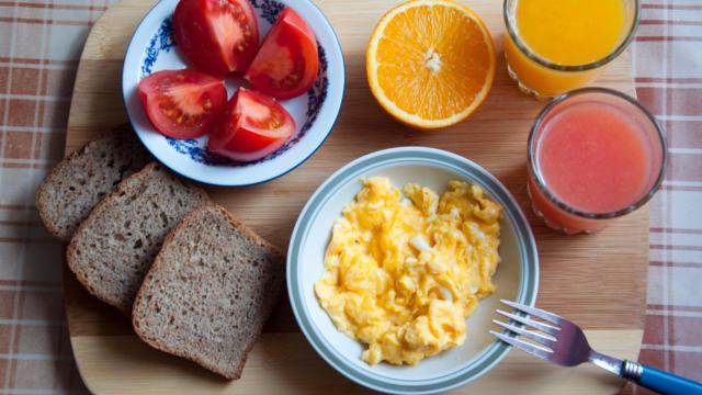 Un desayuno con zumos.
