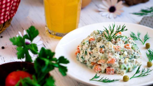 La ensaladilla rusa y la tortilla de papas desaparecen del menú de los restaurantes canarios