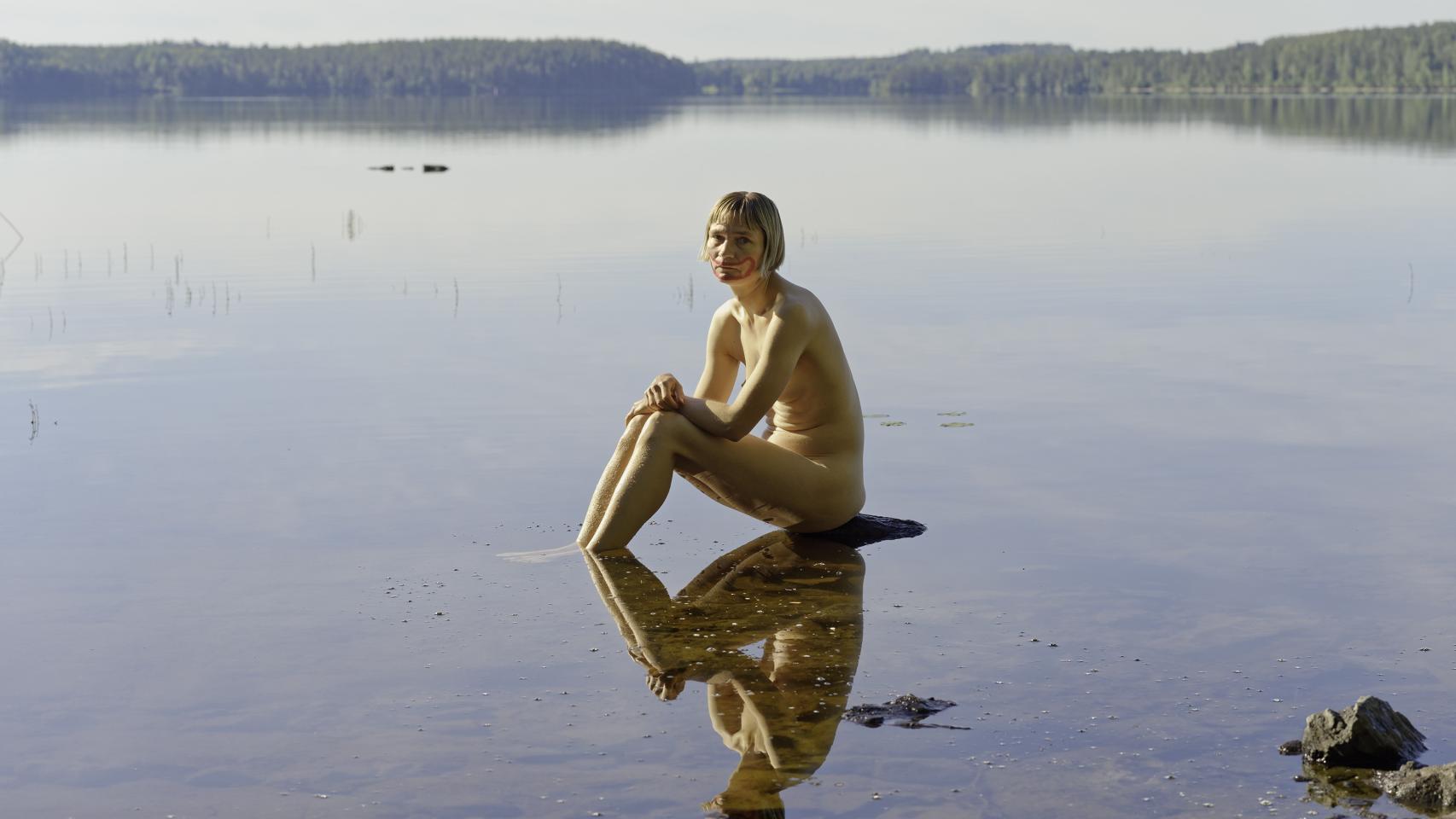 Elina Brotherus: 'Artist as Clown (seated)', 2020. Cortesía de la artista y de la galería Camara Oscura