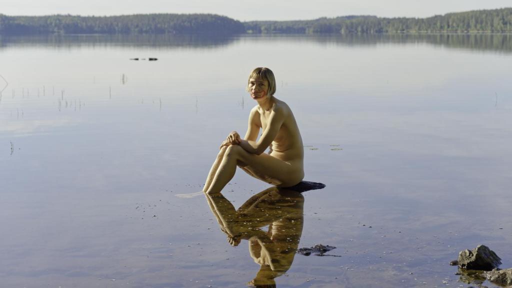 Elina Brotherus: 'Artist as Clown (seated)',  2020. Cortesía de la artista y de la galería Camara Oscura