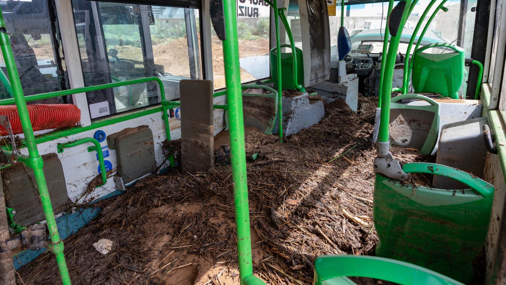 Uno de los autobuses afectados por la riada.