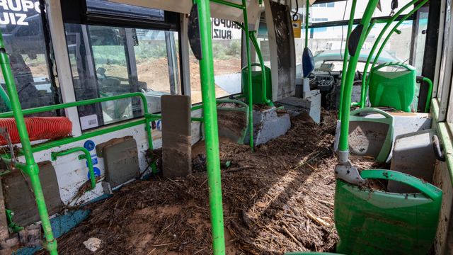 Uno de los autobuses afectados por la riada.
