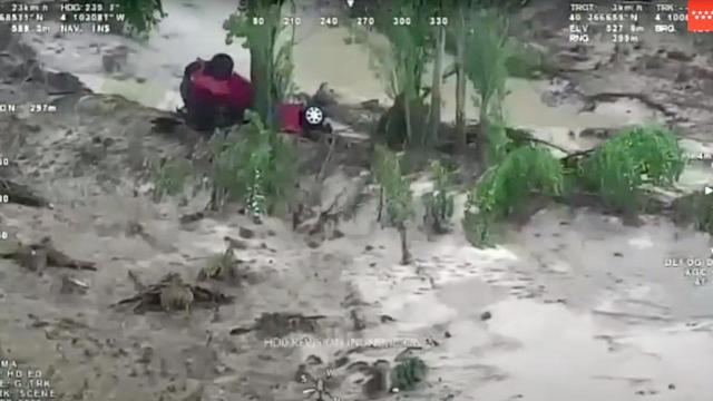 Un coche arrastrado por la crecida del río Alberche en Aldea del Fresno (Madrid).