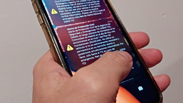 Mensajes de alerta, uno en español y otro en inglés, recibido por los ciudadanos que se encontraban el domingo en Madrid.