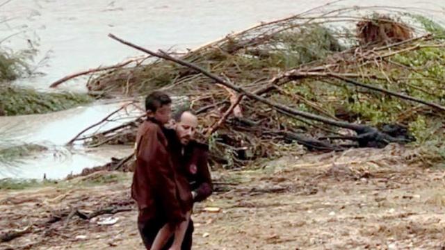 Eduardo Cañadas, un guarda de Aldea del Fresno, con el pequeño Izan en brazos durante el rescate este lunes.