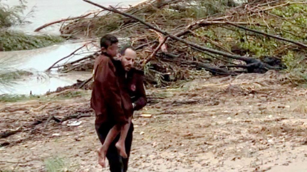 Eduardo Cañadas, un guarda de Aldea del Fresno, con el pequeño Izan en brazos durante el rescate este lunes.
