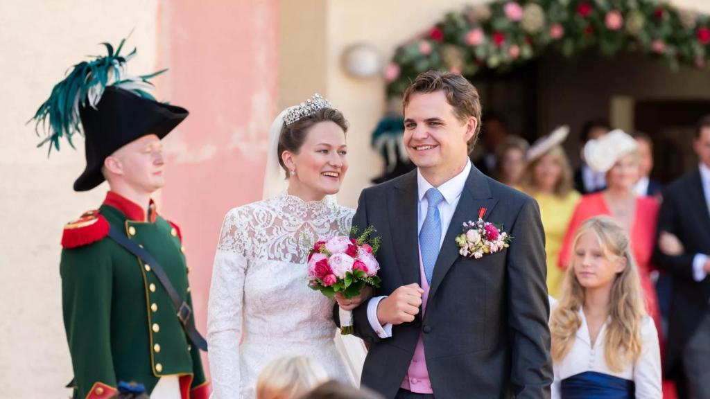 Los novios, tras el enlace.