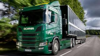 Camión con paneles solares instalados en el remolque