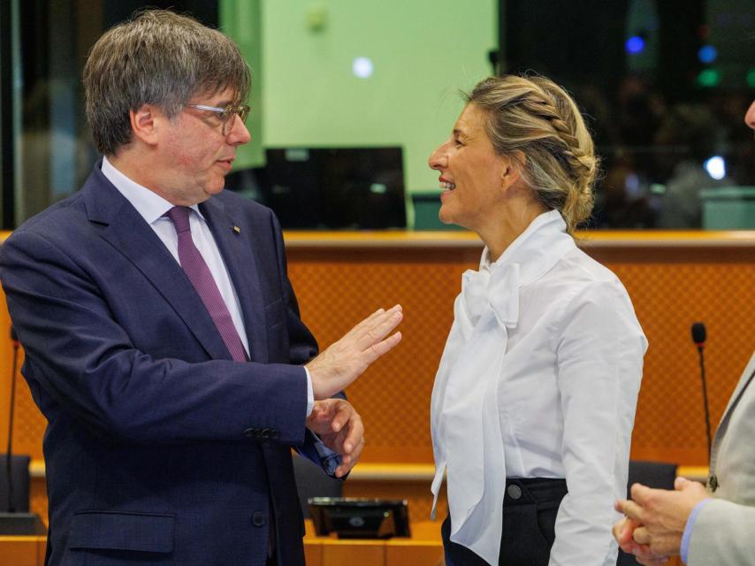 Carles Puigdemont junto a Yolanda Díaz en el Parlamento Europeo.