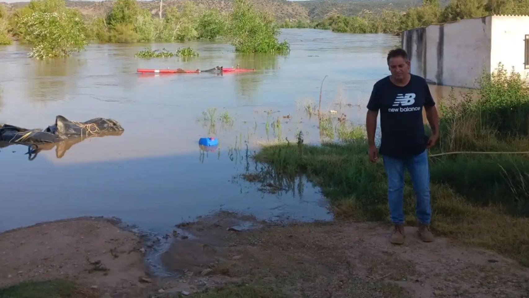 Javier Barroso junto a sus campos anegados por las tormentas