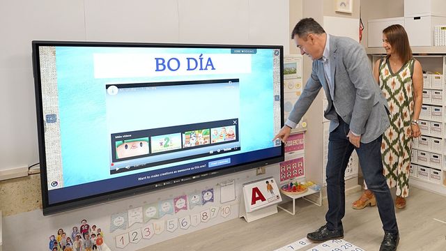 El conselleiro de Educación, presentó en Vigo las nuevas aulas AMI.