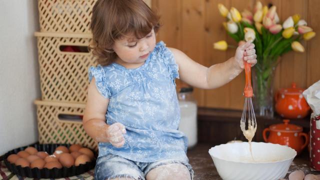 Niña sujetando una varilla batidora. Fuente: iStock.
