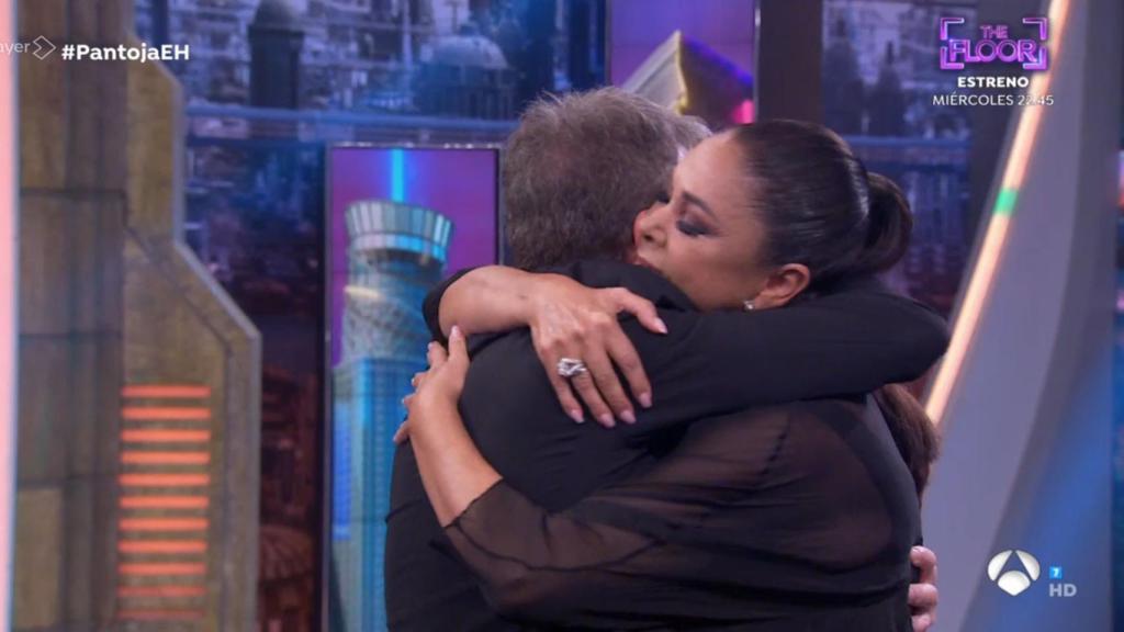 Isabel Pantoja y Pablo Motos, fundidos en un abrazo en 'El Hormiguero'.