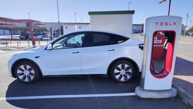 Tesla Model Y en un SuperCargador