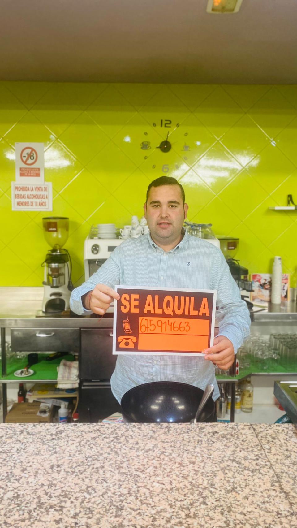 Álvaro con el cartel de se alquila