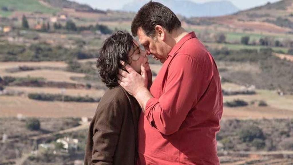 Laia Costa y Hovik Keuchkerian en 'Un amor'.