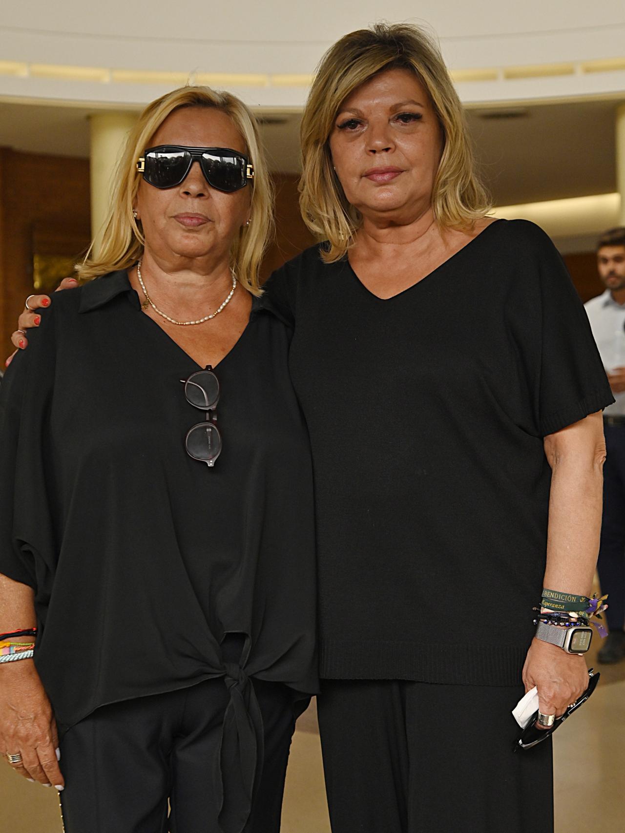 Carmen Borrego y Terelu Campos, totalmente destrozadas en el tanatorio.