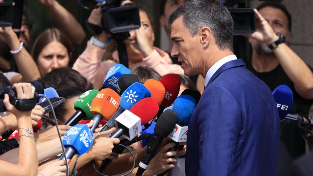 Pedro Sánchez haciendo unas declaraciones a la prensa en el velatorio de María Teresa.