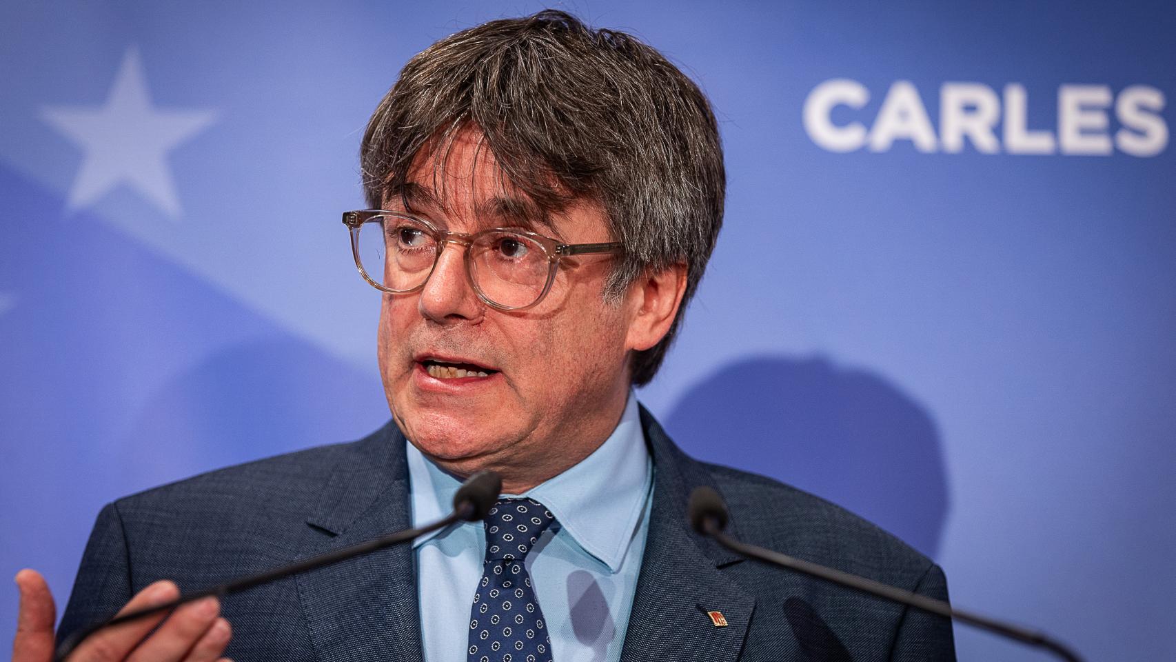 El expresidente de la Generalitat y eurodiputado de Junts, Carles Puigdemont, ofrece una rueda de prensa durante la conferencia inaugural de las jornadas interparlamentarias de Junts per Catalunya,  en Bruselas (Bélgica).