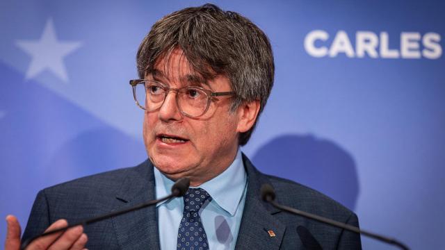 El expresidente de la Generalitat y eurodiputado de Junts, Carles Puigdemont, ofrece una rueda de prensa durante la conferencia inaugural de las jornadas interparlamentarias de Junts per Catalunya,  en Bruselas (Bélgica).