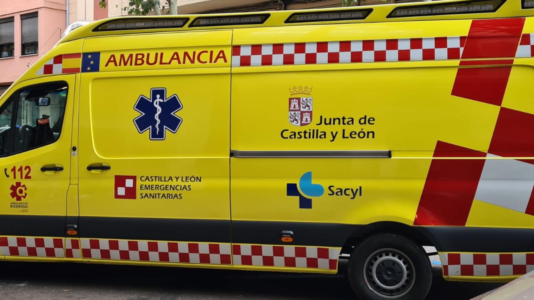 Imagen de una ambulancia medicalizada de Sacyl.