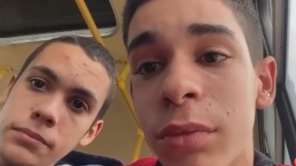 Andorf Velázquez y Álex Vegas, en el autobús de Riazán a Yeisk.