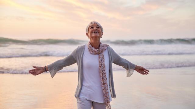 Imagen de archivo de mujer sonriendo en una playa. Foto: iStock.