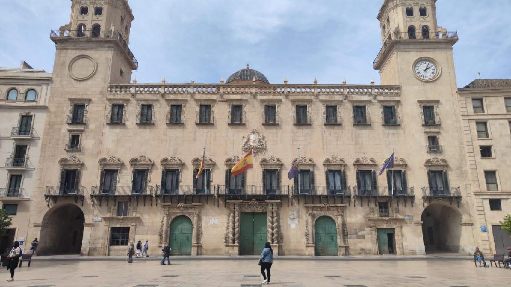 La fachada del Ayuntamiento de Alicante.