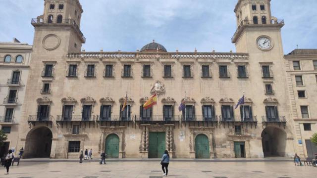 La fachada del Ayuntamiento de Alicante.