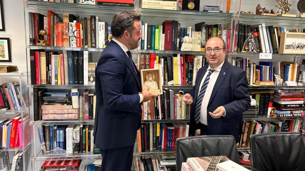 Pablo Ruz, alcalde de Elche, con el ministro Iceta, este martes por la tarde en Madrid.