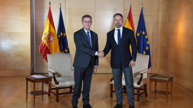 El presidente del PP, Alberto Núñez Feijóo, y el líder de Vox, Santiago Abascal, durante su reunión de este martes.