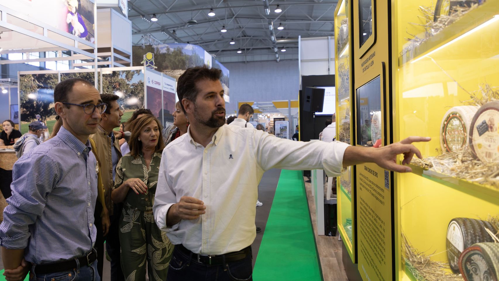 El secretario general del PSOE de Castilla y León, Luis Tudanca, visita la feria Salamaq y ofrece declaraciones a los medios de comunicación