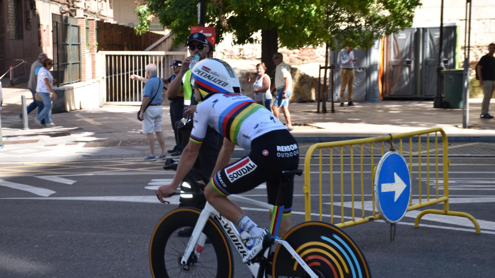 Remco Evenepoel entrenando en la Plaza Poniente