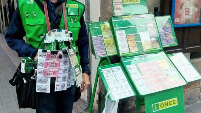 Imagen de archivo de un vendedor de la ONCE