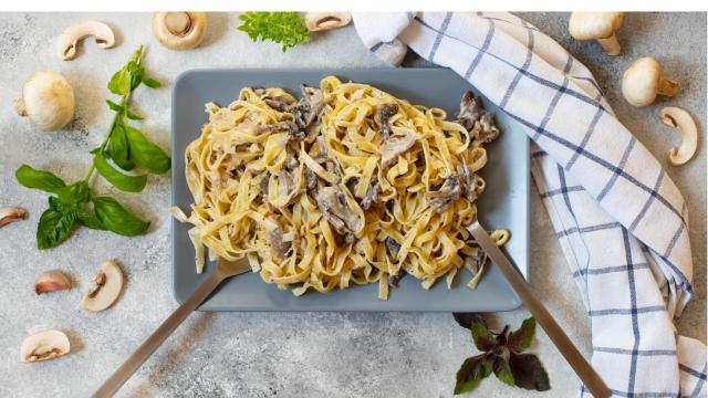 Espaguetis carbonara veganos con champiñones, así puedes conseguir una salsa cremosa sin lácteos