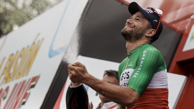 Filippo Ganna celebra el triunfo