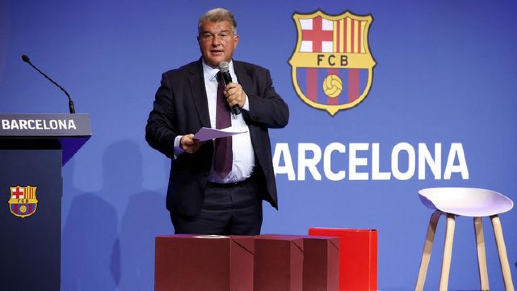 Laporta posa junto a las cajas del 'caso Negreira' en rueda de prensa