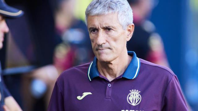 Quique Setién, con gesto serio, durante un partido del Villarreal esta temporada.