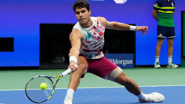 Carlos Alcaraz, durante su partido frente a Arnaldi con el vendaje en su pierna izquierda.