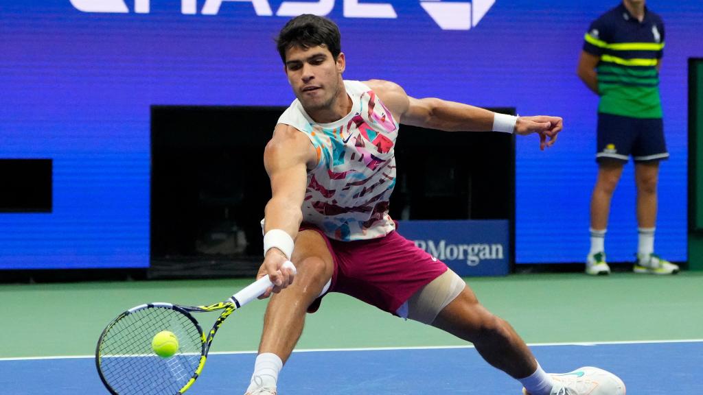 Carlos Alcaraz, durante su partido frente a Arnaldi con el vendaje en su pierna izquierda.