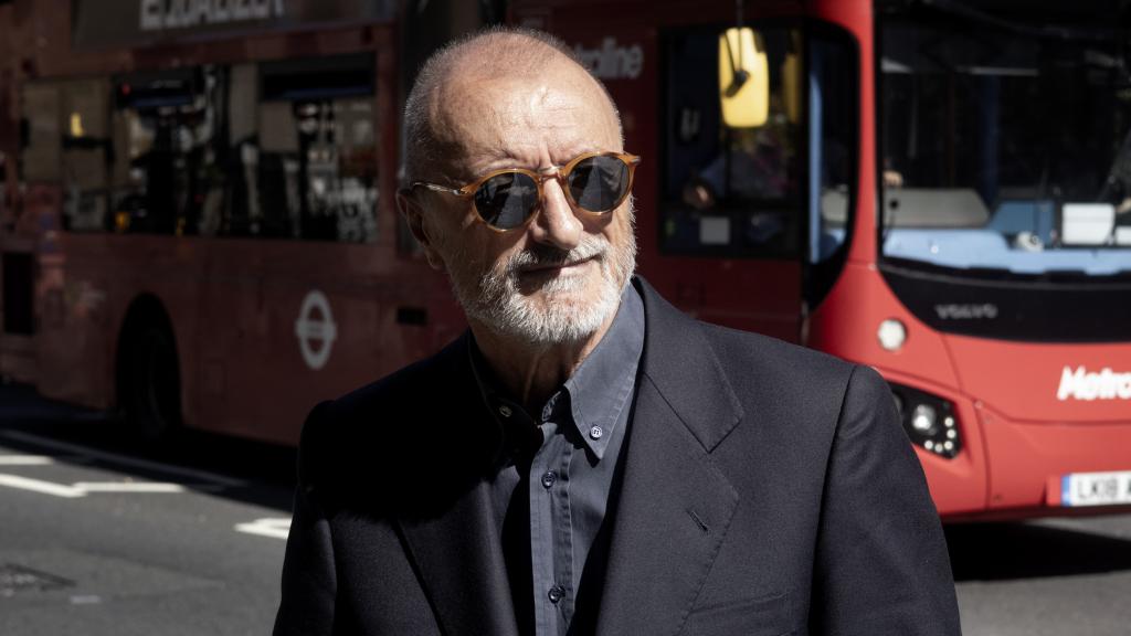 Arturo Pérez-Reverte en Londres.