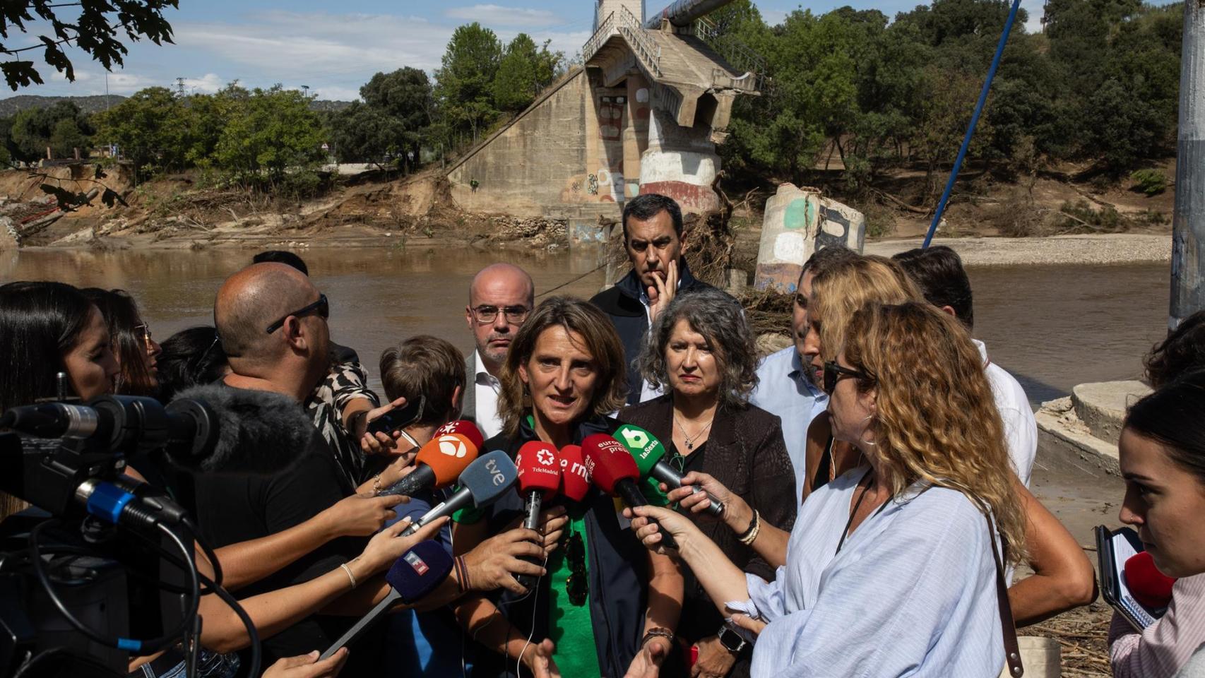 La vicepresidenta tercera del Gobierno y ministra para la Transición Ecológica y Reto Demográfico en funciones, Teresa Ribera, ofrece declaraciones en su visita al municipio madrileño de Aldea del Fresno