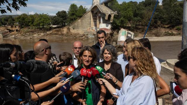 La vicepresidenta tercera del Gobierno y ministra para la Transición Ecológica y Reto Demográfico en funciones, Teresa Ribera, ofrece declaraciones en su visita al municipio madrileño de Aldea del Fresno