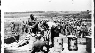 Reparto de sopa en Monowitz, sin fecha.