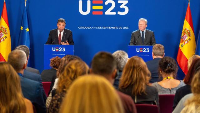El ministro de Agricultura, Pesca y Alimentación en funciones, Luis Planas, y el comisario de Agricultura y Desarrollo Rural de la UE, Janusz Wojciechowski.
